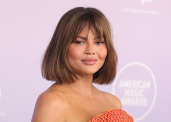 Крисси Тейген показала идеальное летнее платье за 40 долларов