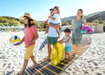 Летняя распродажа Sunnylife: стильные пляжные сумки и шезлонги со скидкой до 50%