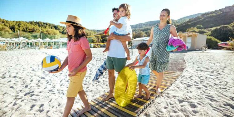 Летняя распродажа Sunnylife: стильные пляжные сумки и шезлонги со скидкой до 50%