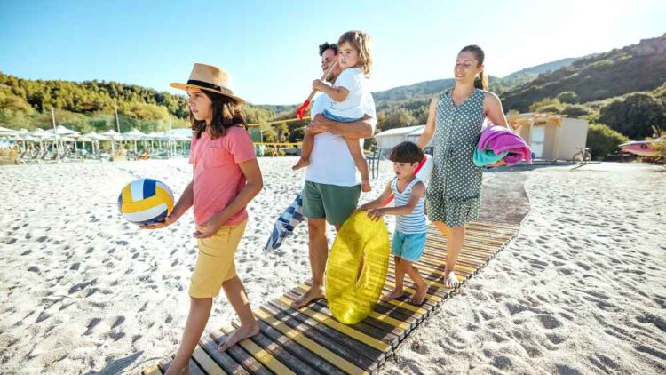 Летняя распродажа Sunnylife: стильные пляжные сумки и шезлонги со скидкой до 50%