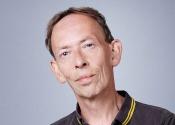 «Лиам держал меня за горло»: звёздный диджей вспомнил встречи с Кобейном и Галлахером