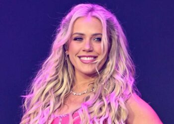 Megan Moroney прервала концерт в Денвере из-за болезни: «Я рыдаю в гримёрке»