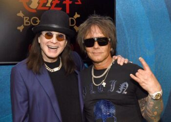 «Он был самым нежным и заботливым»: друг Оззи Осборна Билл Моррисон вспоминает рок-легенду спустя год после его смерти