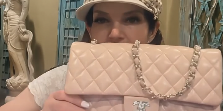 Певица выиграла сумочку Chanel в лотерею на свадьбе Тейлор Свифт