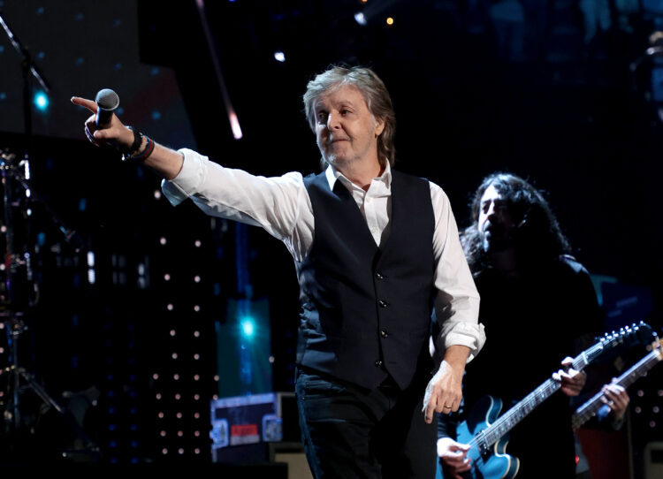 Пол Маккартни спел песню The Beatles на свадьбе Тейлор Свифт и Трэвиса Келси