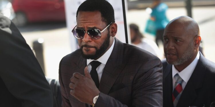 R. Kelly просит Трампа о помиловании: адвокат подал прошение о смягчении 30-летнего срока
