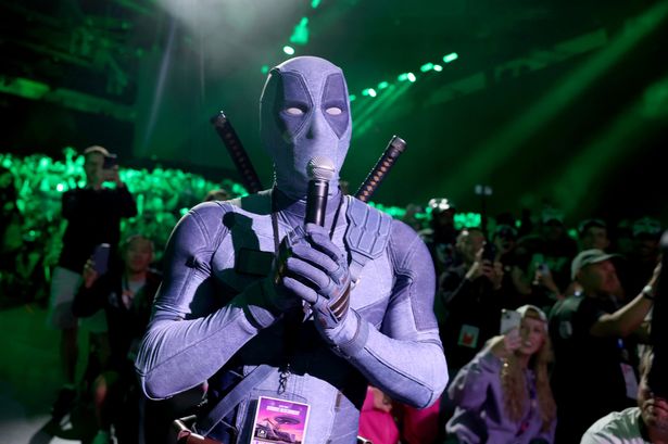 Райан Рейнольдс тайно пробрался на Comic-Con в костюме Дэдпула — и сделал сенсационное заявление