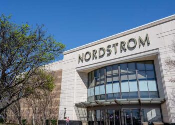 Распродажа Nordstrom: 15 лучших модных находок, которые разлетаются за часы