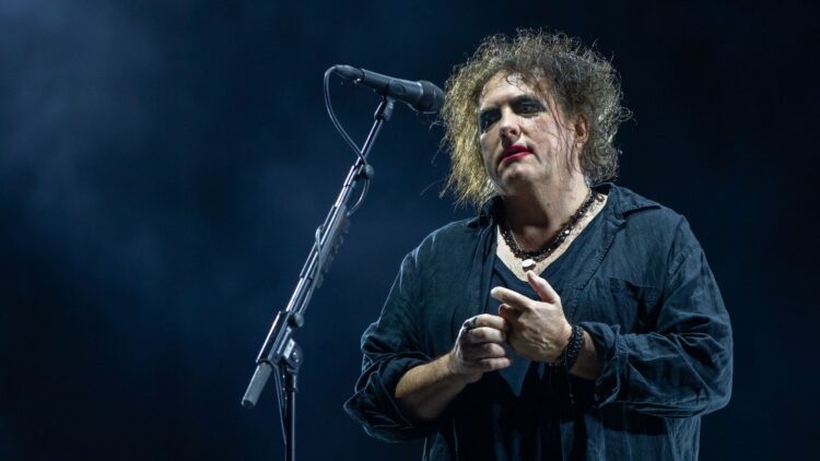 Роберт Смит из The Cure жёстко прошёлся по шоу в перерыве финала ЧМ: «Идите на х*й»