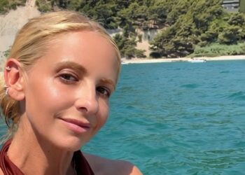 Сара Мишель Геллар показала идеальный пресс в купальниках
