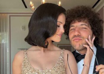 Селена Гомес в золотом платье Oscar de la Renta блистала на свадьбе Тейлор Свифт и Трэвиса Келси