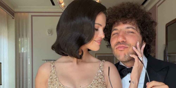Селена Гомес в золотом платье Oscar de la Renta блистала на свадьбе Тейлор Свифт и Трэвиса Келси