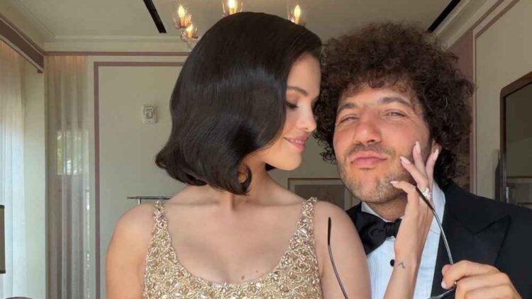 Селена Гомес в золотом платье Oscar de la Renta блистала на свадьбе Тейлор Свифт и Трэвиса Келси
