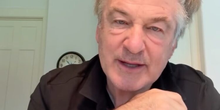 «Сэм, ты в порядке?»: Алек Болдуин попал в скандал из-за неуклюжего трибьюта коллеге