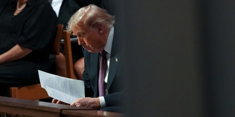 «Снова уснул»: Белый дом жёстко ответил на слухи о Трампе на похоронах Линдси Грэма