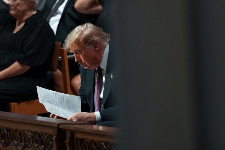 «Снова уснул»: Белый дом жёстко ответил на слухи о Трампе на похоронах Линдси Грэма