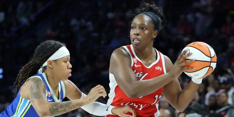 Сотрудник Hilton уволен после расистского сообщения звезде WNBA Челси Грей