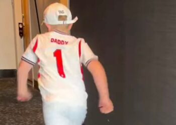 Сын Джордана Пикфорда устроил забег в футболке «Папа» перед матчем Англия — Аргентина