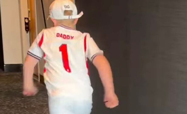 Сын Джордана Пикфорда устроил забег в футболке «Папа» перед матчем Англия — Аргентина
