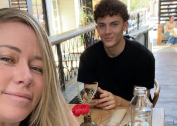 «Так горжусь»: сын Кендры Уилкинсон поступил сразу в два колледжа в 16 лет