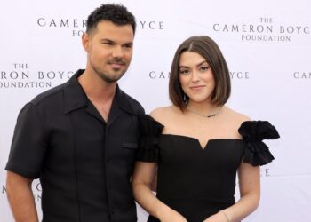 Тейлор Лотнер наслаждается новой грудью беременной жены