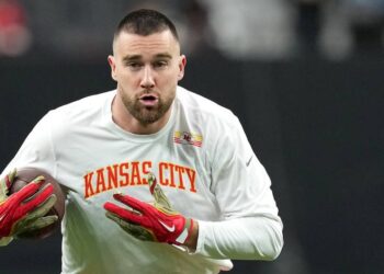 Трэвис Келси впервые после свадьбы с Тейлор Свифт прибыл на сборы Chiefs