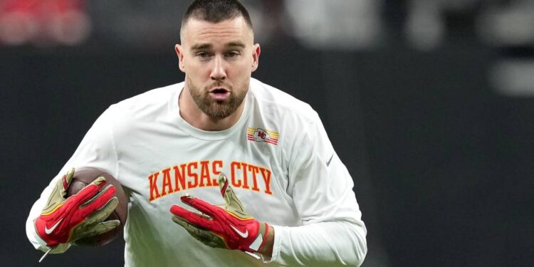 Трэвис Келси впервые после свадьбы с Тейлор Свифт прибыл на сборы Chiefs