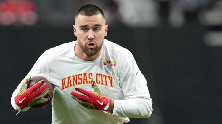Трэвис Келси впервые после свадьбы с Тейлор Свифт прибыл на сборы Chiefs