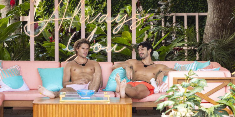 Участник «Love Island USA» Зак Джорджу пошутил, что хочет уединиться с Брайсом