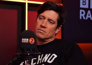 Вернон Кей едва не попрощался с BBC Radio 2 после неловкой оговорки в эфире