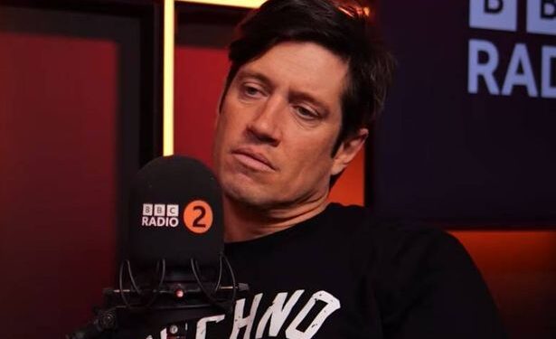 Вернон Кей едва не попрощался с BBC Radio 2 после неловкой оговорки в эфире