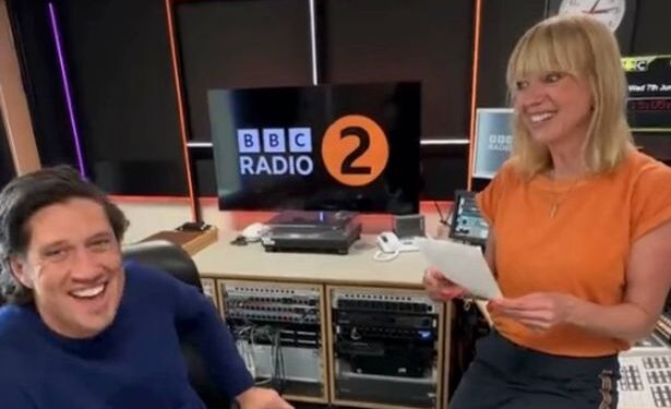 Вернон Кей извинился перед Сарой Кокс за старое прозвище в эфире BBC Radio 2