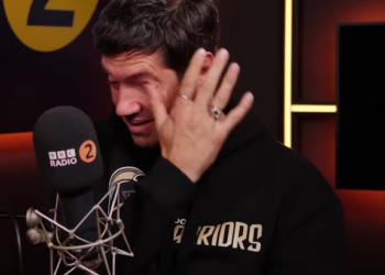 Вернон Кей не сдержал слез в эфире BBC Radio 2 — гость попытался утешить ведущего