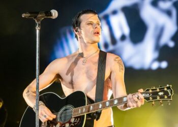 Yungblud отменил выступление на фестивале после срыва на сцене