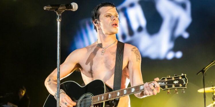 Yungblud отменил выступление на фестивале после срыва на сцене