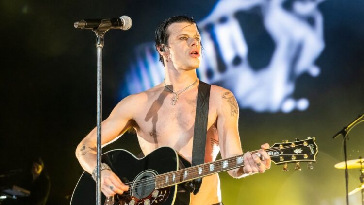 Yungblud отменил выступление на фестивале после срыва на сцене