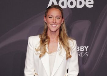 Забывчивая королева: Кайли Келси призналась, что вышла на сцену ESPYs с биркой от химчистки