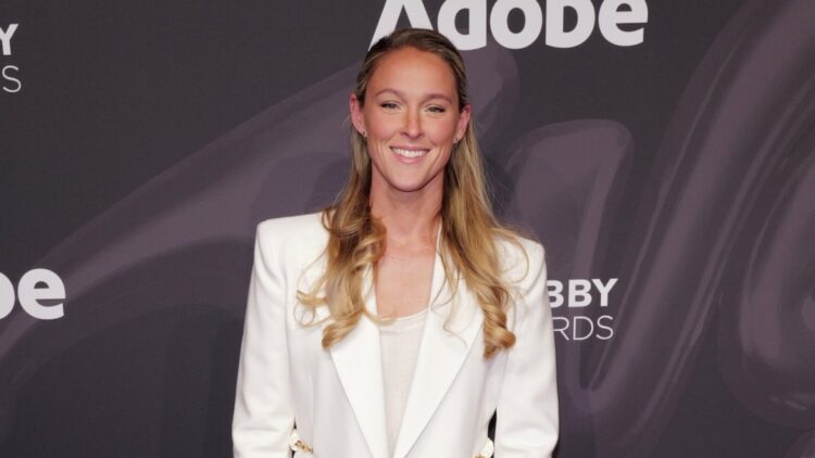 Забывчивая королева: Кайли Келси призналась, что вышла на сцену ESPYs с биркой от химчистки