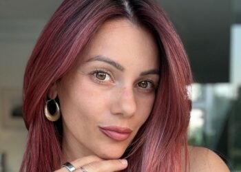 «Зажгла по-новому»: Звезда «Строго» Дианна Басвелл сменила рыжий на «розу» за 9 фунтов