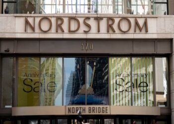 Жаркая распродажа Nordstrom: сандалии со скидкой до 58% ещё в наличии