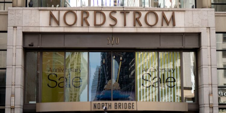 Жаркая распродажа Nordstrom: сандалии со скидкой до 58% ещё в наличии