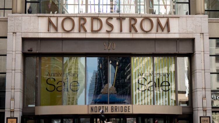 Жаркая распродажа Nordstrom: сандалии со скидкой до 58% ещё в наличии