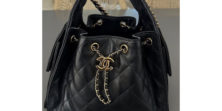 Жена игрока «Чифс» выиграла сумку Chanel за $7 тысяч на свадьбе Трэвиса Келси и Тейлор Свифт