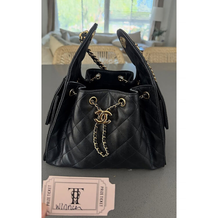 Жена игрока «Чифс» выиграла сумку Chanel за $7 тысяч на свадьбе Трэвиса Келси и Тейлор Свифт