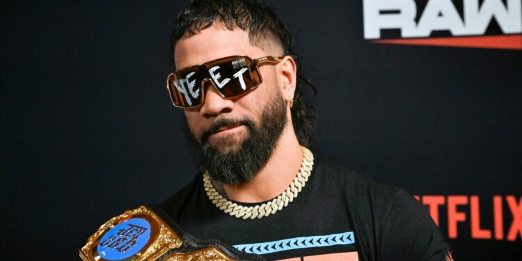 Жена звезды WWE Джея Усо подала на развод после 12 лет брака