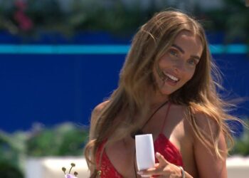 Звезда Love Island Элисия Бейли — о травле за работу в National Rail