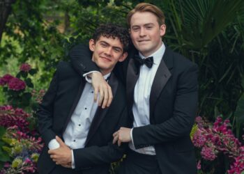 Звёзды «Heartstopper» встали на защиту откровенных сцен: «Было бы странно их не показывать»