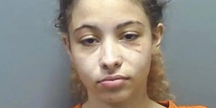 21-летняя Шайанния Джонсон зарезала мать на парковке Chick-fil-A