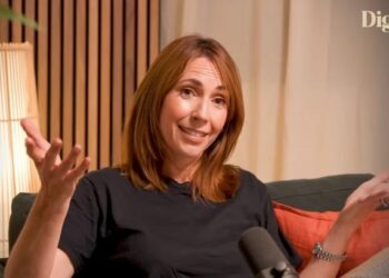 Алекс Джонс рассказала, как впервые заметила симптомы перименопаузы: «Запустила пакет молока через всю кухню»