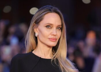 Анджелина Джоли доказала: чёрное платье за 30 долларов выглядит дороже любых брендов